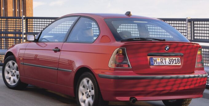 Wyśmiewane BMW po 19 latach pokazało, co potrafi z porządnym dieslem na niemieckiej autostradzie [WIDEO]