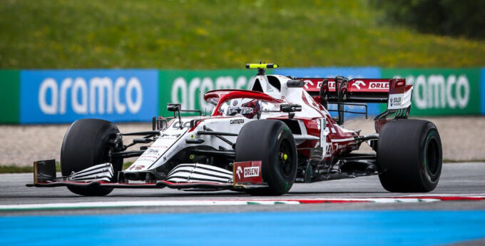 Max Verstappen na start. Świetny Kimi Raikkonen