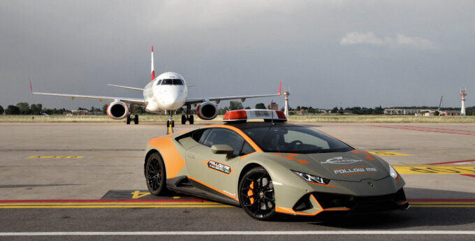 Lamborghini Huracan EVO w nietypowej służbie na lotnisku. Dla pasażerów to nie lada gratka