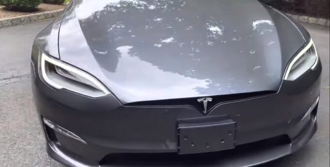 Kupił nowiutką Teslę Model S Plaid i już wylądowała na lawecie. Elon Musk, nie takiej premiery oczekiwał [WIDEO]