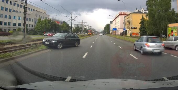 Kierowca BMW zrobił z siebie pośmiewisko. To jest najdziwniejsze nagranie, jakie dziś zobaczysz [WIDEO]