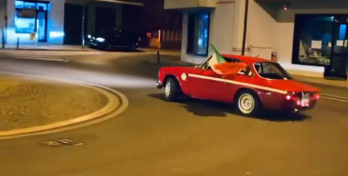 Coś pięknego! Niesamowity drift legendarną Alfa Romeo Giulia Sprint GTA. Tak Włosi świętowali triumf w Euro 2020