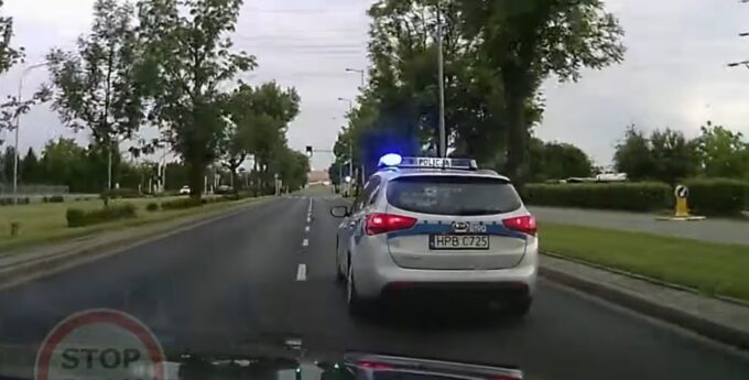 Klaksonem wezwał na pomoc policję. Funkcjonariusze niezwłocznie interweniowali w nietypowej sytuacji