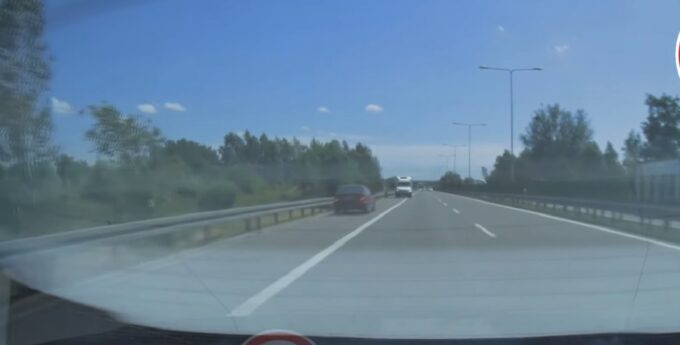 Nieogarnięty Hondziarz zawrócił na ekspresówce i jechał pod prąd. Kierowca dostawczaka pięknie go wyhamował [WIDEO]