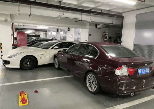 kobieta-bmw-porsche-ferrari-parkowanie-2