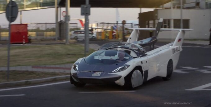 Latający samochód z silnikiem BMW odbył udany lot na Słowacji. Po wszystkim wyjechał z lotniska