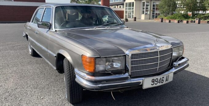 Mercedes 450 SEL należący do lidera U2 na sprzedaż. Gdy zobaczysz to wnętrze, spadniesz z krzesła! [ZDJĘCIA]