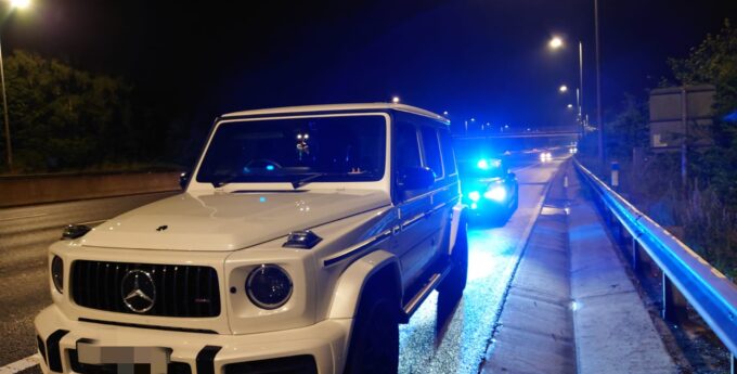 Panienka leciała swoim Mercedesem-AMG G63 ponad 200 km/h. Musiała zrobić … siusiu!