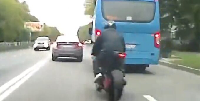 Motocyklista wpadł przez bagażnik do samochodu. Chciał być sprytniejszy od kierowcy autobusu