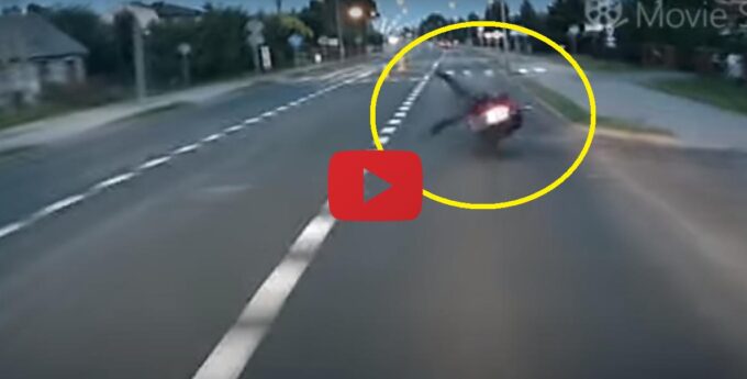 I po co mu było to wyprzedzanie? Motocyklista najechał na krawężnik i wystrzelił w powietrze [WIDEO]