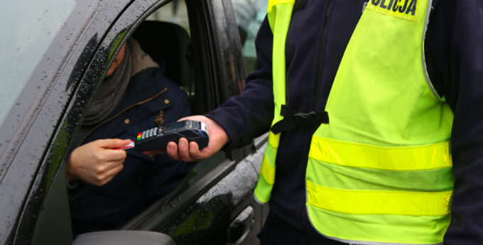 Dlaczego mandat będzie w rzeczywistości większy niż wypisze policjant? Przygotuj dodatkowe pieniądze