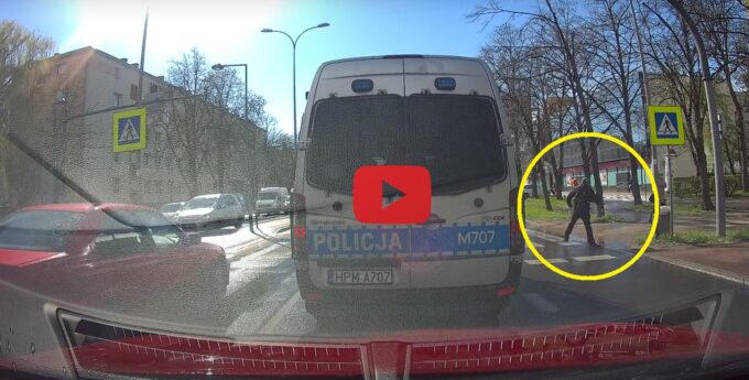 Policjanci nie mogli powstrzymać śmiechu. Pijany pieszy i nowa wersja idę, albo nie idę [WIDEO]