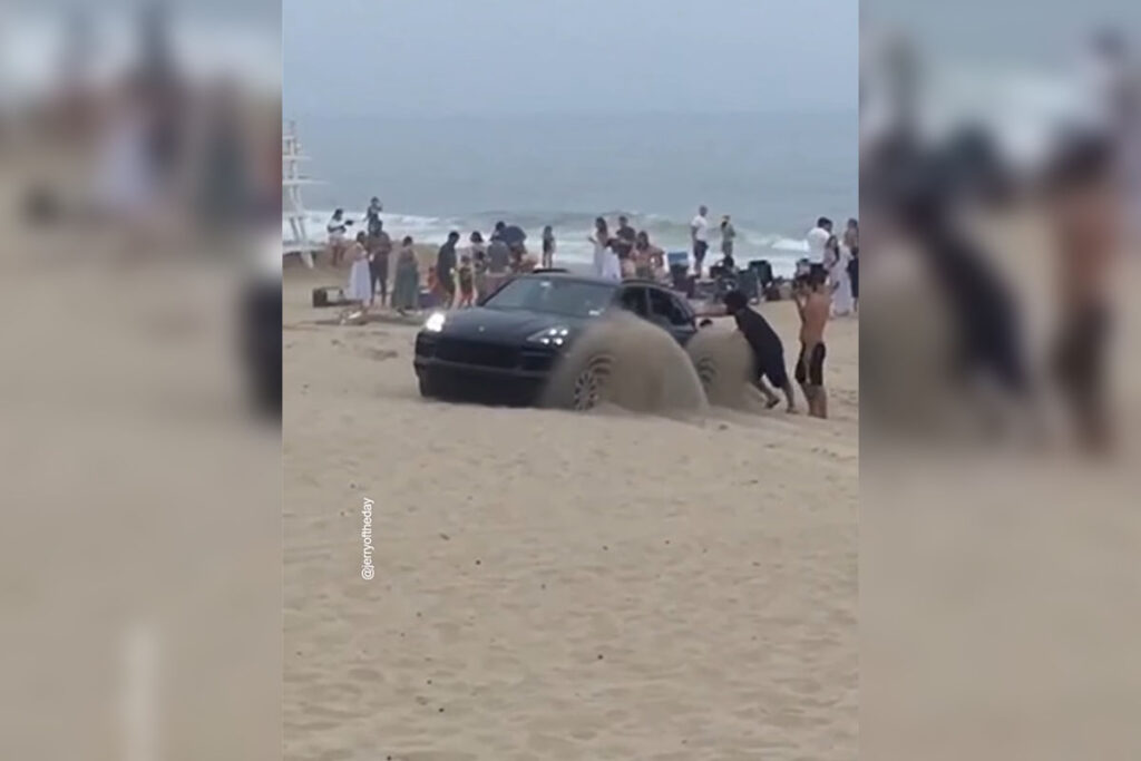 Porsche Cayenne zakopało się w piasku na plaży