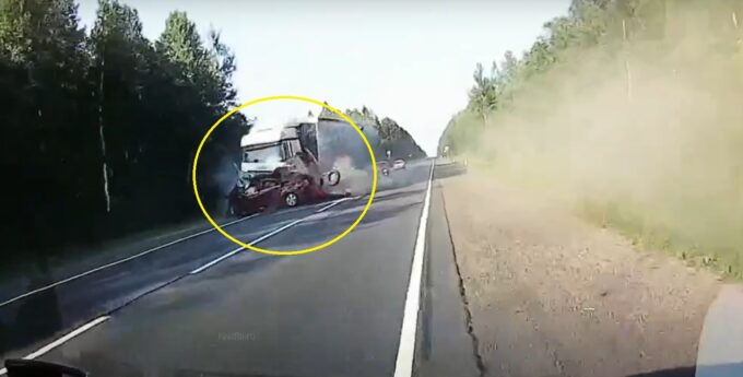 Za takie wyprzedzanie tylko surowe więzienie! Kierowca tira wjechał w auto z ogromną prędkością [WIDEO]