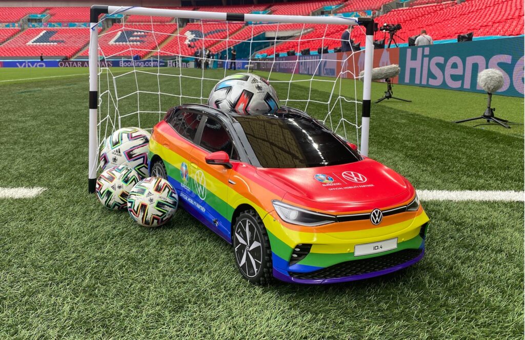 Tęczowy Volkswagen na finał Euro 2020