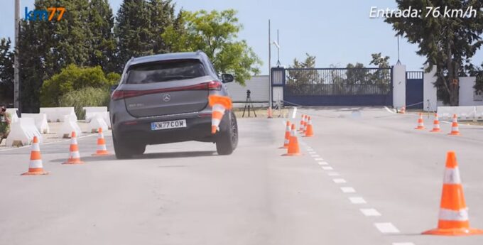 Mercedes EQA, w teście łosia, wypada gorzej niż stary Citroen Xantia. Ten kanał otwiera oczy [WIDEO]