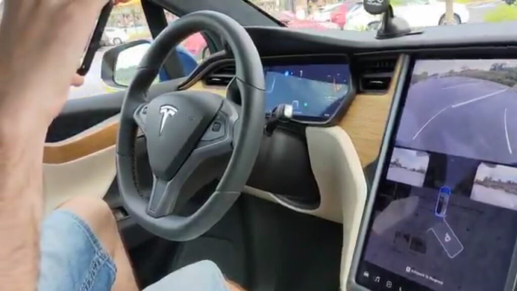 Tesla z nowym autopark