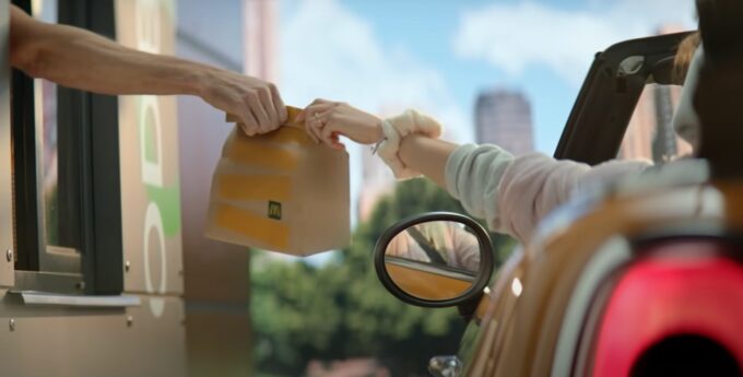 Ależ promocja w McDonald’s! Możesz podjechać i za darmo wziąć każdego burgera. Jest tylko jeden warunek